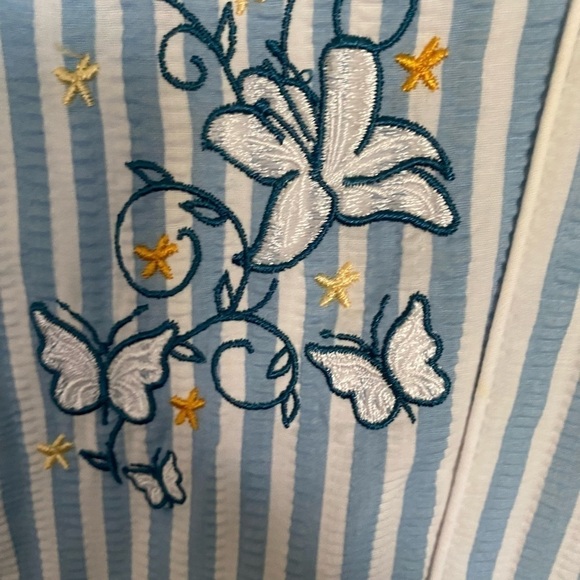 Collections etc medium baby blue and white with embroidered florals house coat - Picture 5 of 8